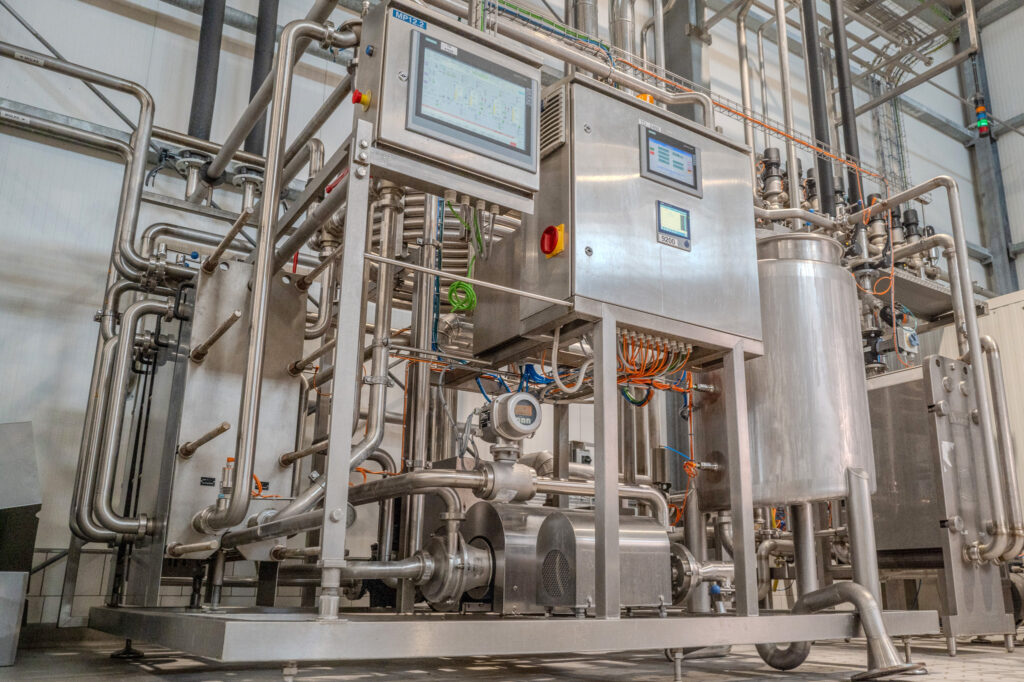 Even_our_first_wooden_cheese_vat_in_the_1980s_was_from_C_van_t_Riet_Riet_Dairy_Harry_ten_Dam_machine